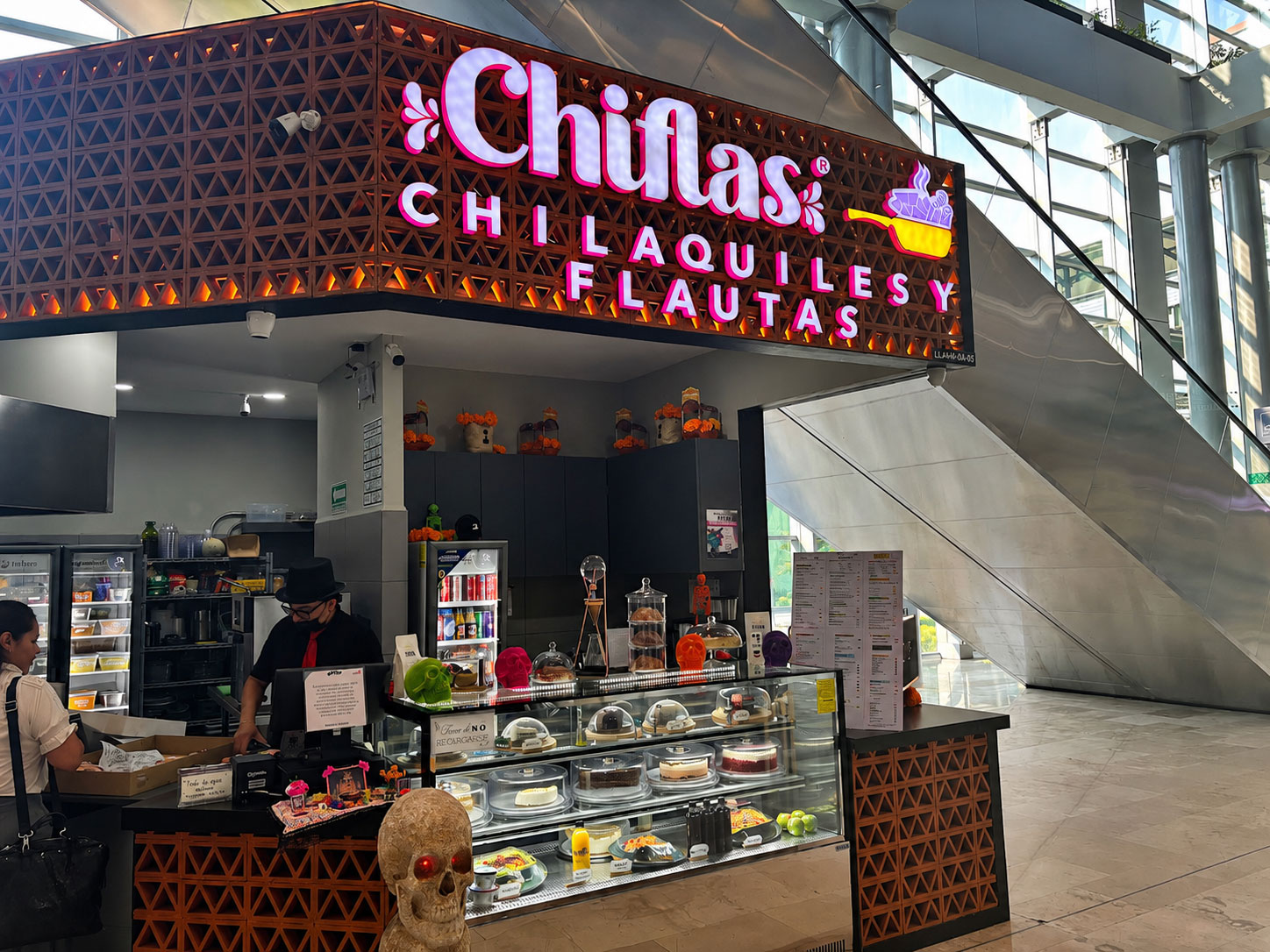 Chiflas, con su mostrador y letrero de chilaquiles y flautas.