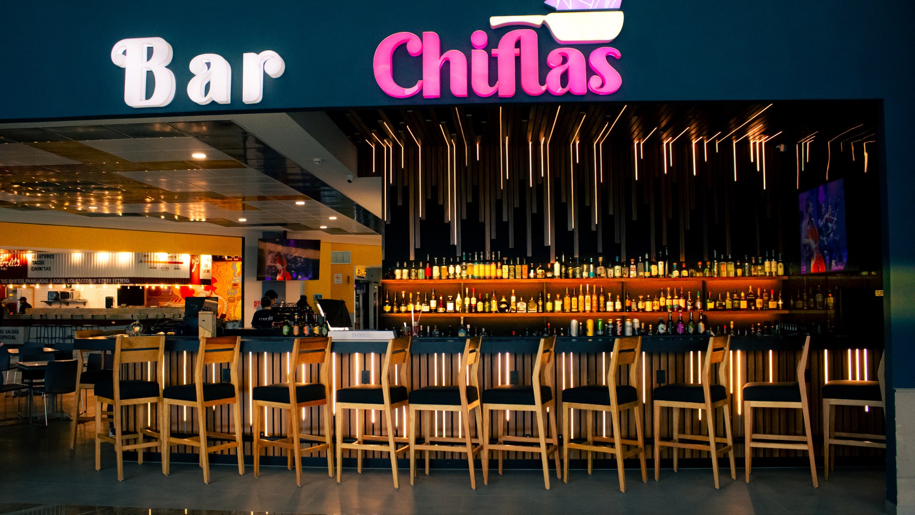 Frente amplio de la unidad de arriba, con el letrero Bar Chiflas.